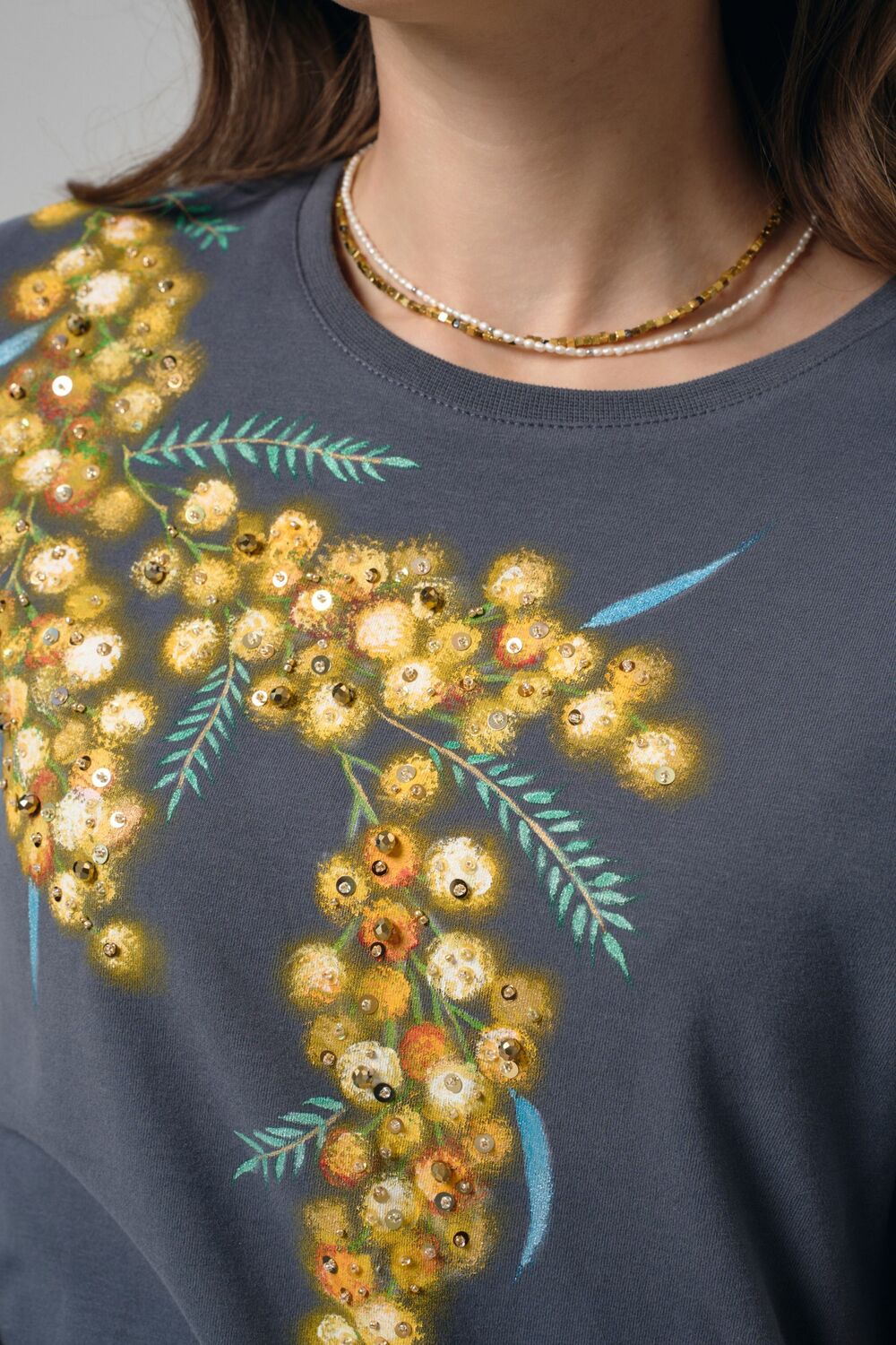 Футболка с мимозой графитовая