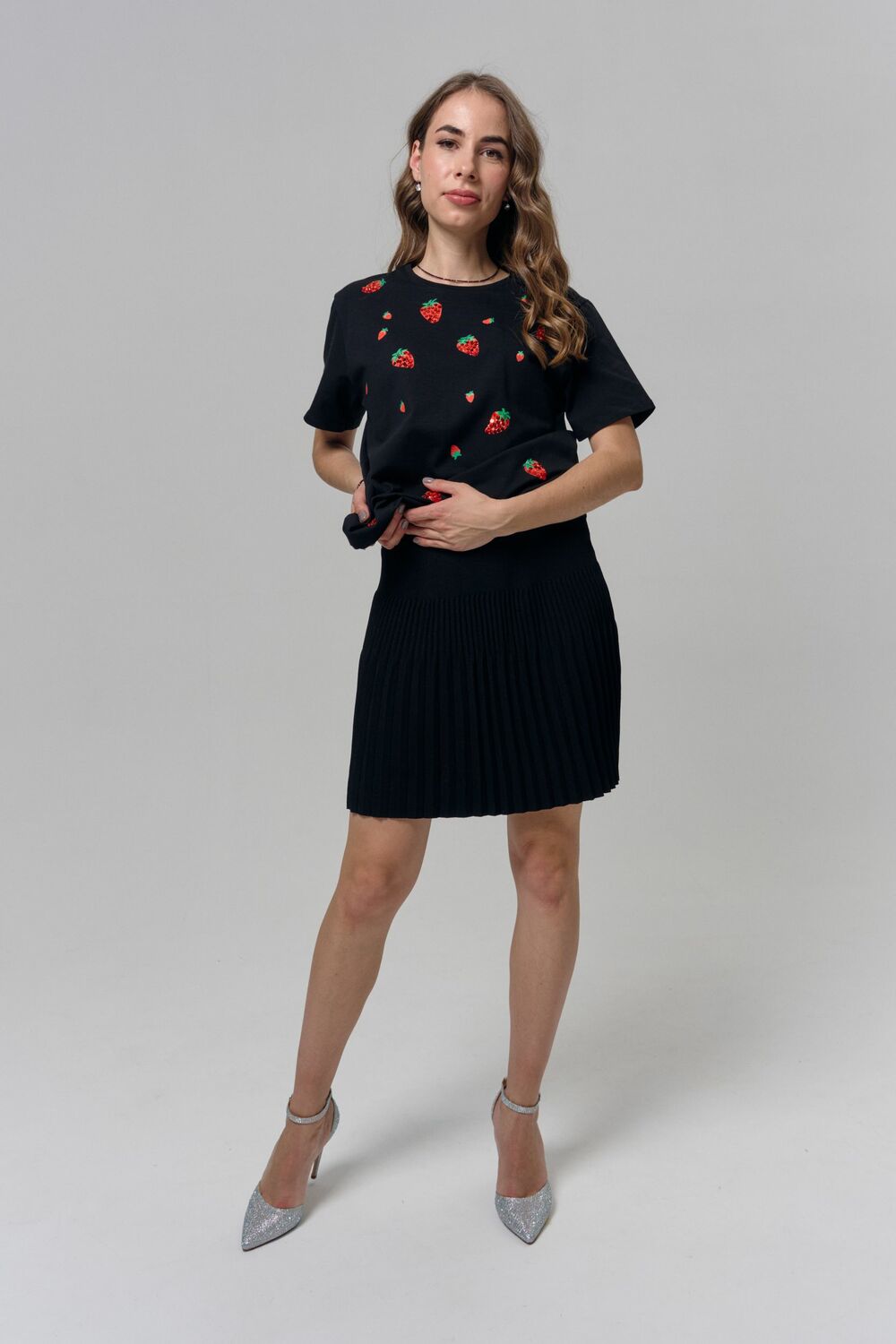 Чёрная футболка с клубниками 