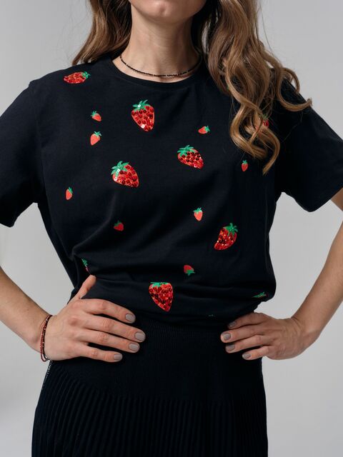 Чёрная футболка с клубниками