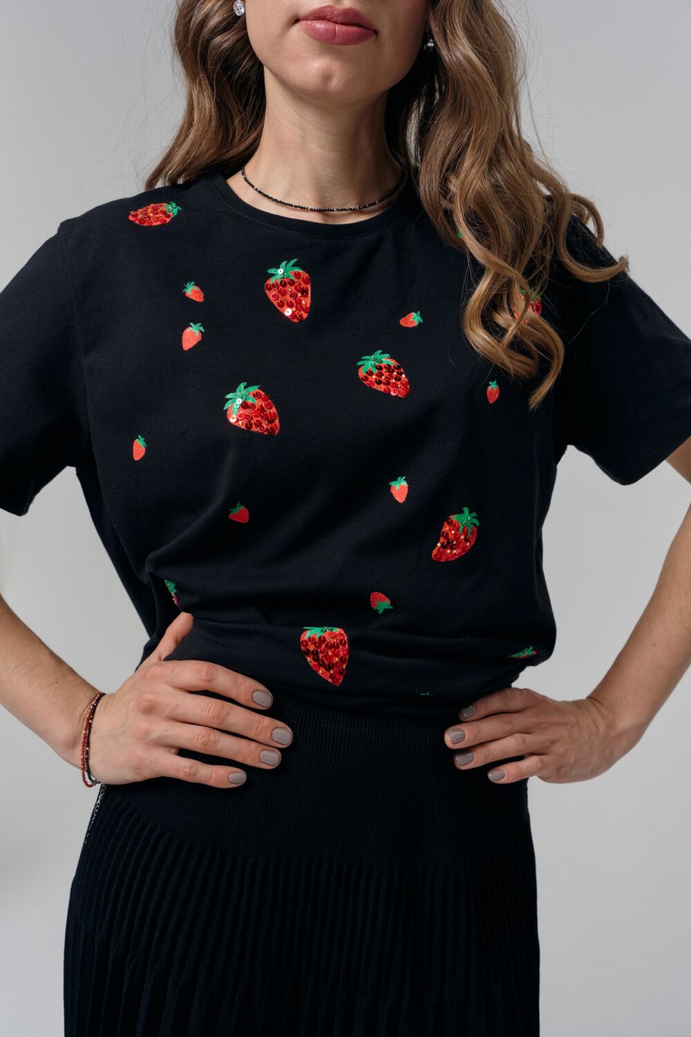 Чёрная футболка с клубниками 