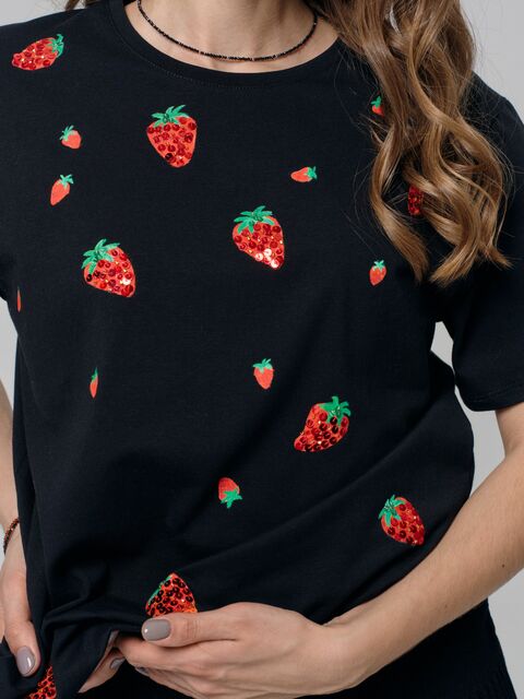Чёрная футболка с клубниками 