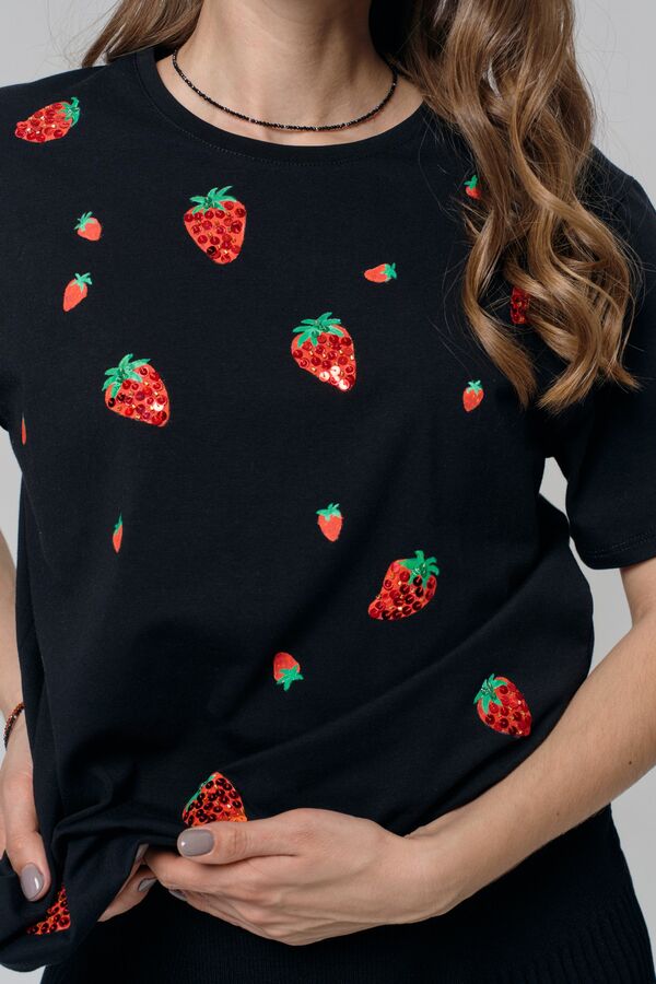 Чёрная футболка с клубниками 