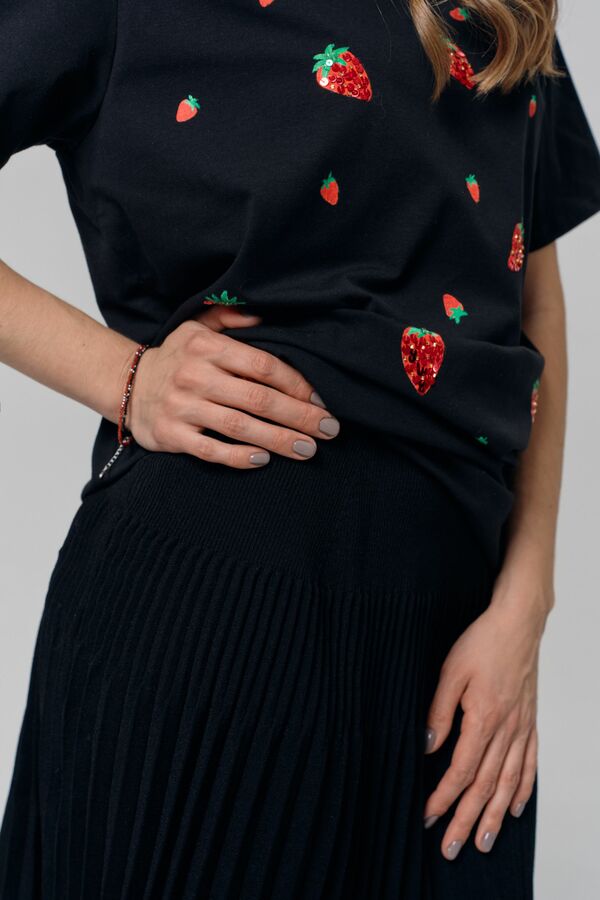 Чёрная футболка с клубниками 