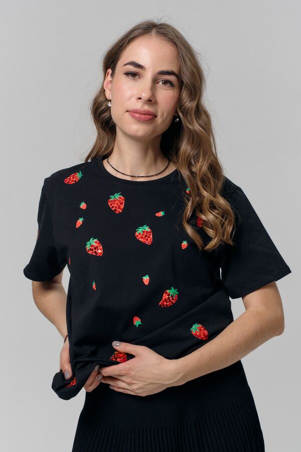 Чёрная футболка с клубниками 