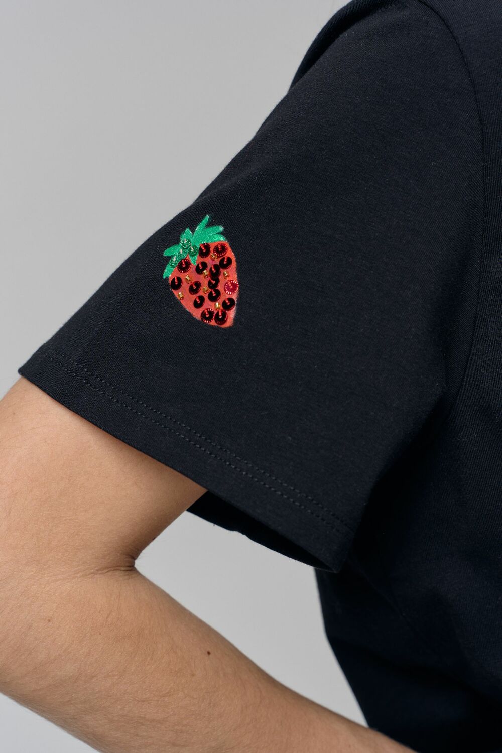 Чёрная футболка с клубниками 