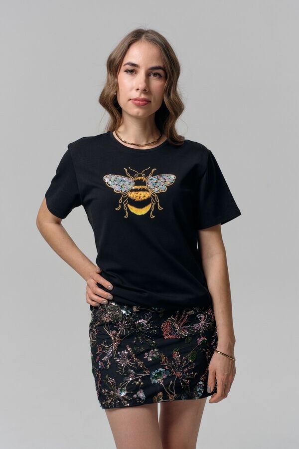 Футболка со шмелем черная