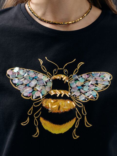 Футболка со шмелем черная