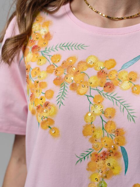 Розовая футболка с мимозой