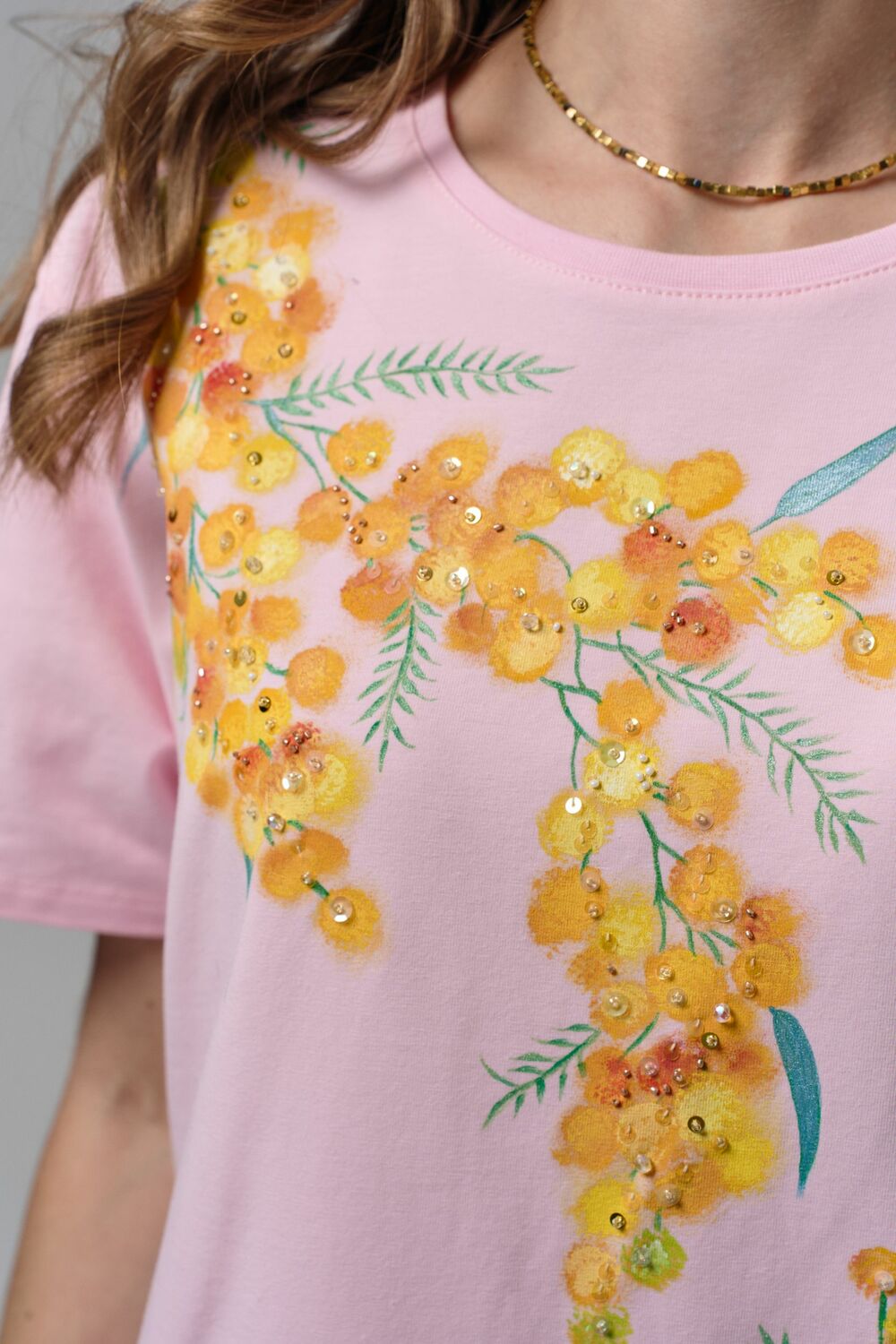 Розовая футболка с мимозой