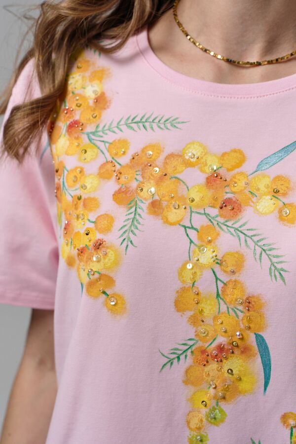 Розовая футболка с мимозой