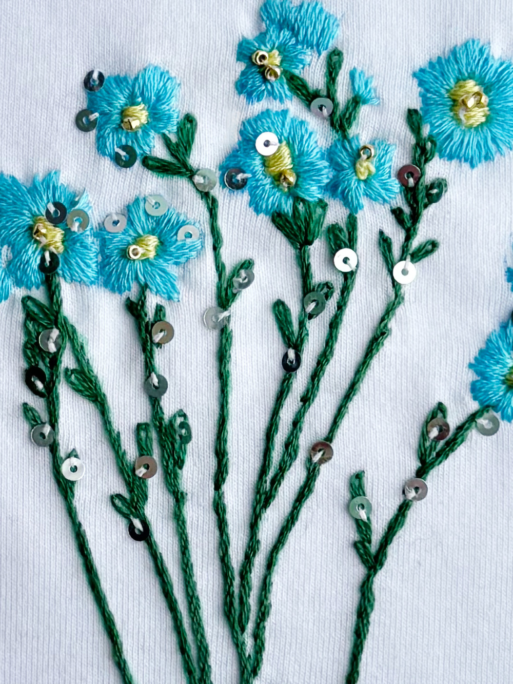 Футболка незабудки с вышивкой мулине