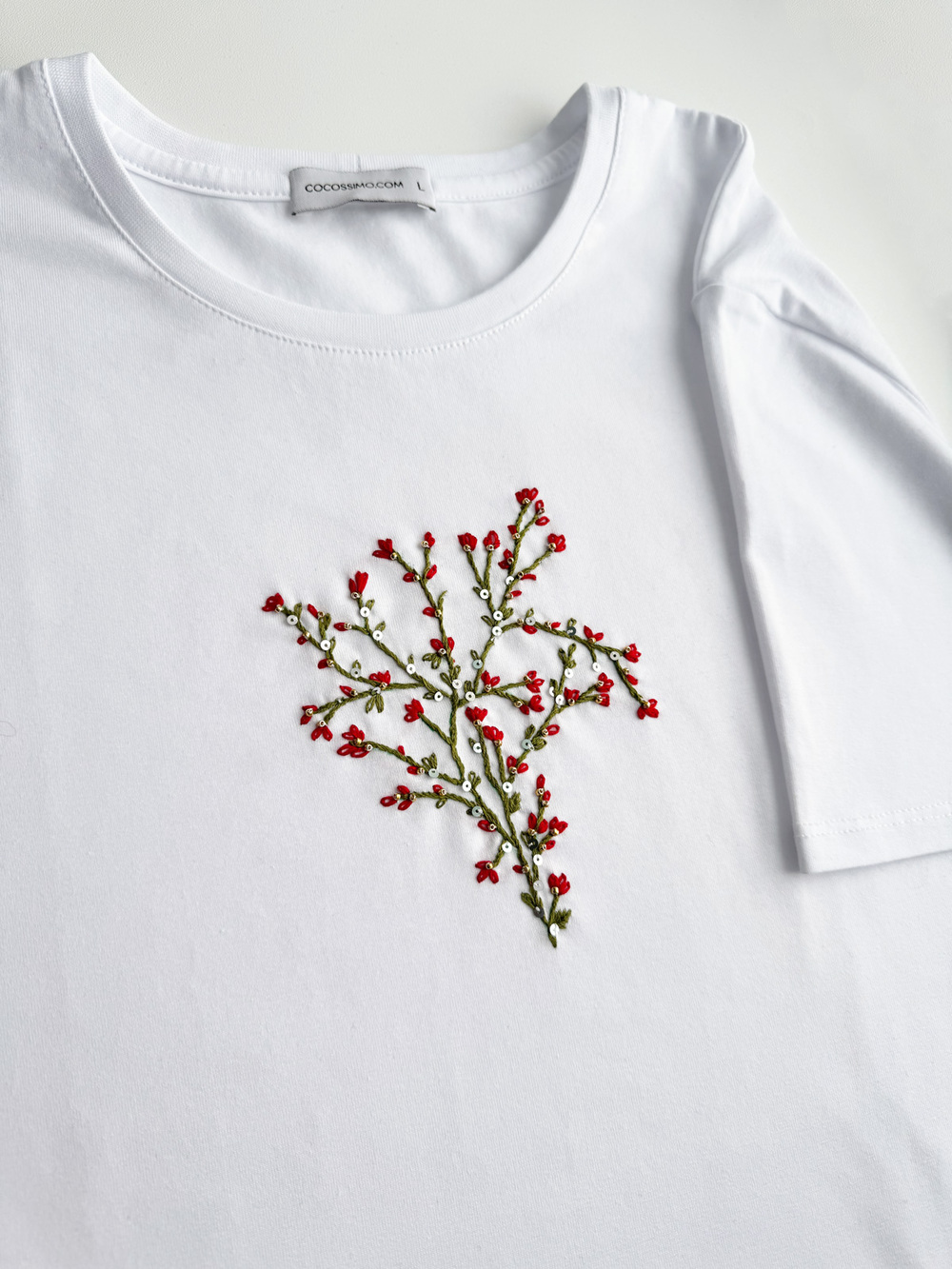 Футболка с цветочной вышивкой мулине
