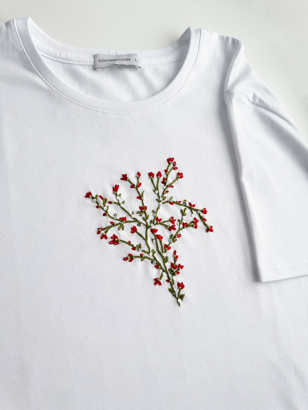 Футболка с цветочной вышивкой мулине