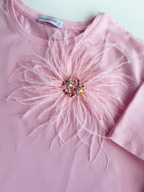 Розовая футболка с перьями