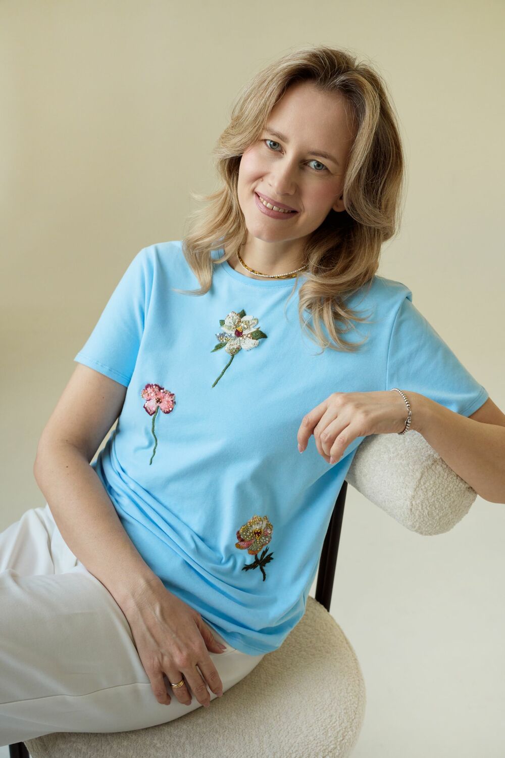 Футболка с цветочной вышивкой мулине