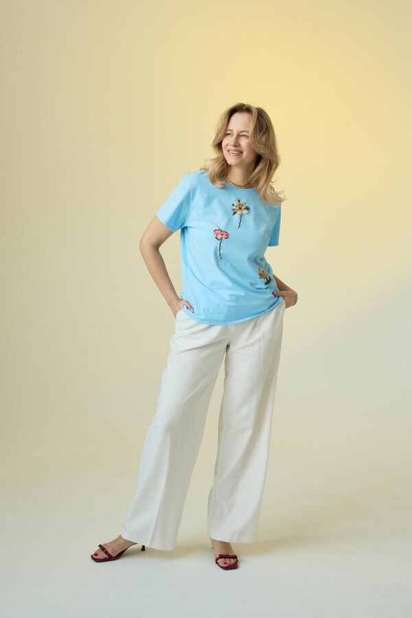 Футболка с цветочной вышивкой мулине