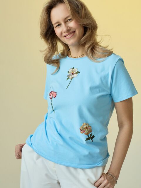 Футболка с цветочной вышивкой мулине