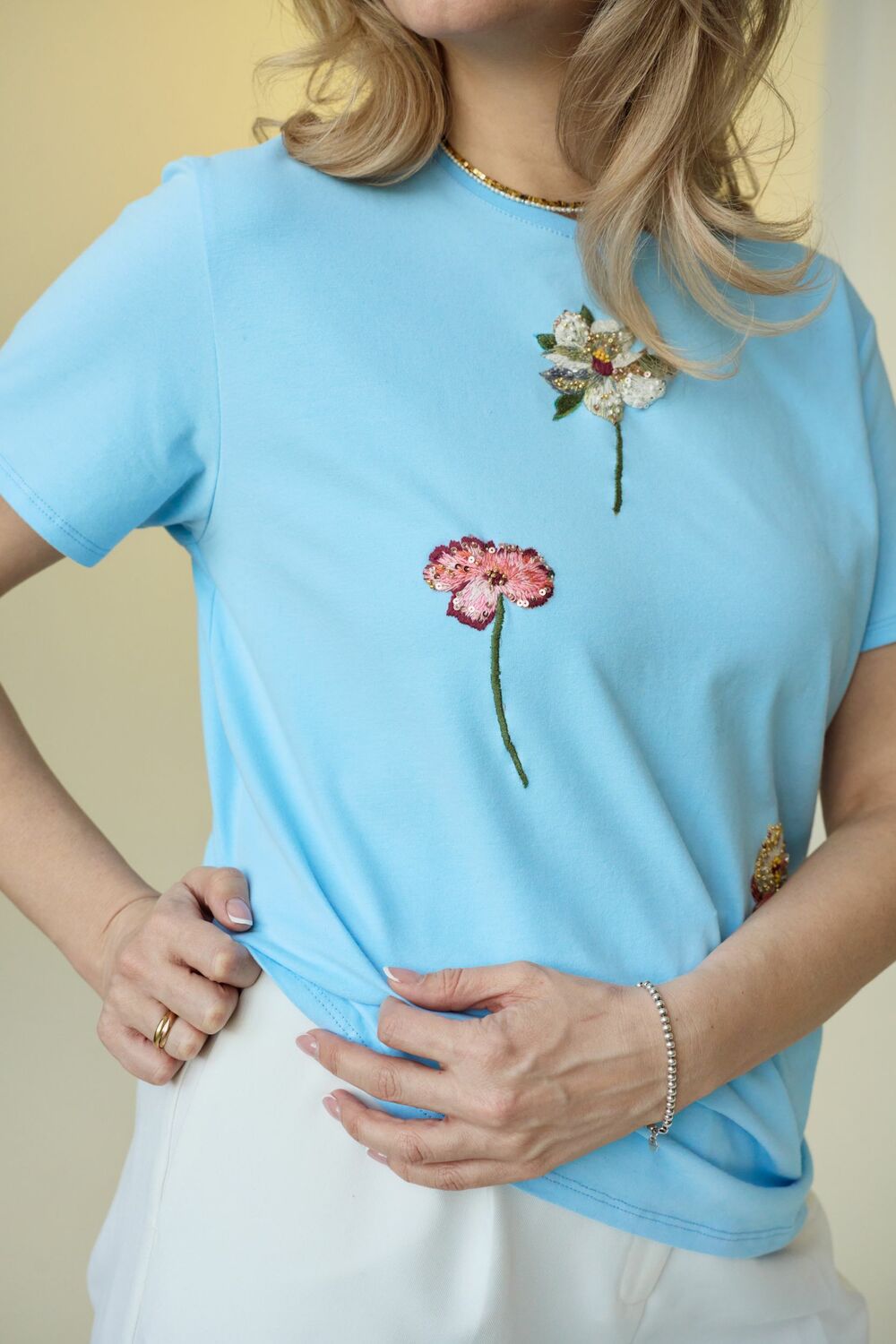 Футболка с цветочной вышивкой мулине