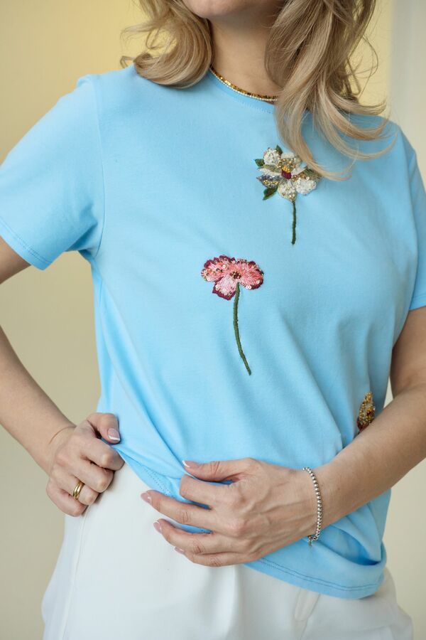 Футболка с цветочной вышивкой мулине