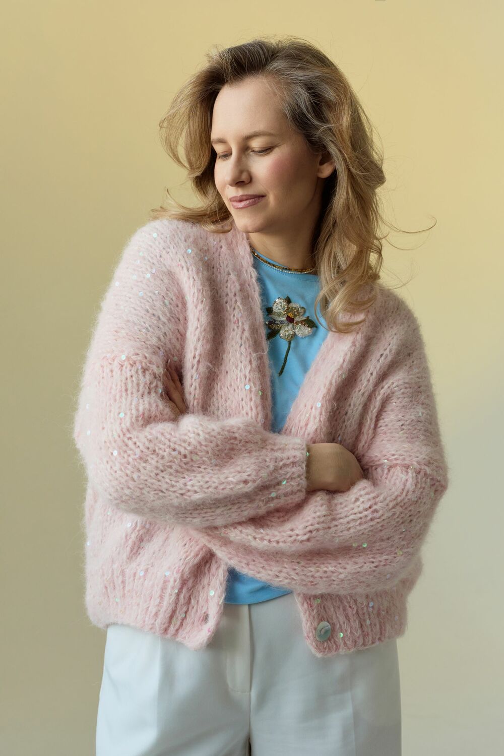 Футболка с цветочной вышивкой мулине