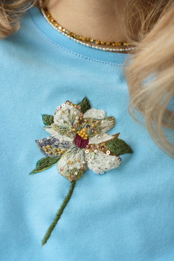 Футболка с цветочной вышивкой мулине
