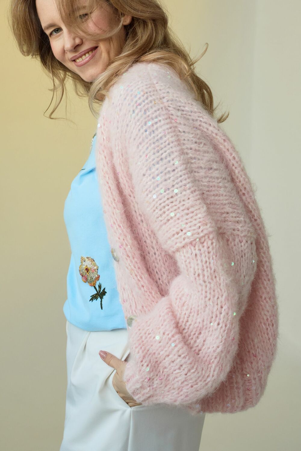 Футболка с цветочной вышивкой мулине