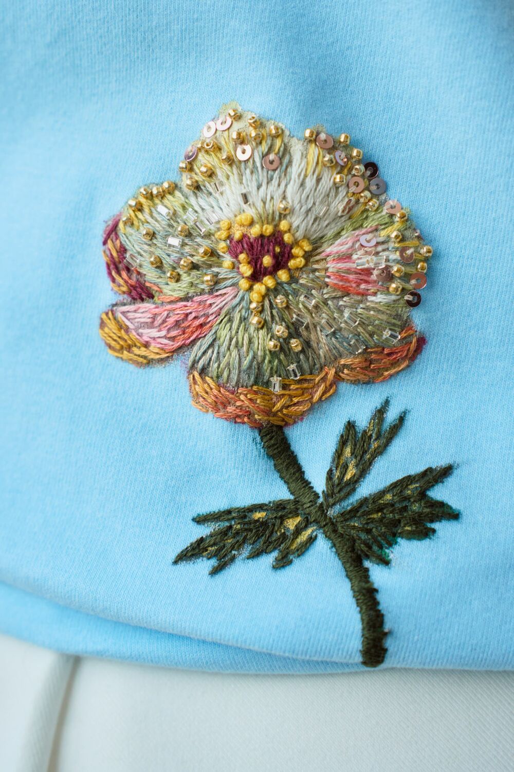 Футболка с цветочной вышивкой мулине