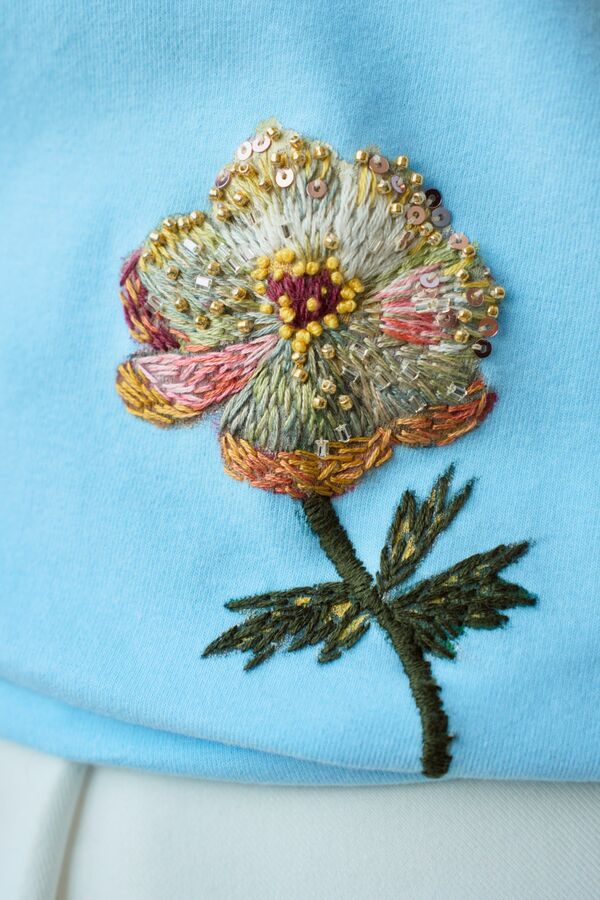 Футболка с цветочной вышивкой мулине