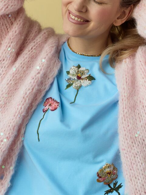 Футболка с цветочной вышивкой мулине