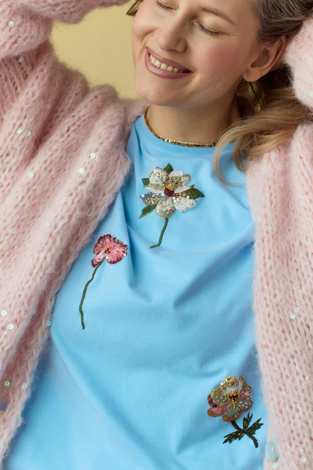 Футболка с цветочной вышивкой мулине