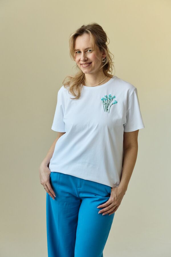 Футболка  незабудки с вышивкой мулине