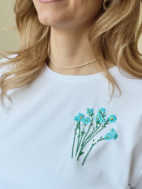 Футболка  незабудки с вышивкой мулине