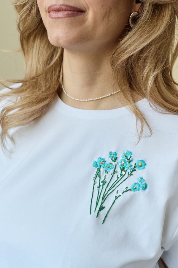 Футболка незабудки с вышивкой мулине