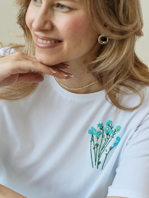Футболка незабудки с вышивкой мулине