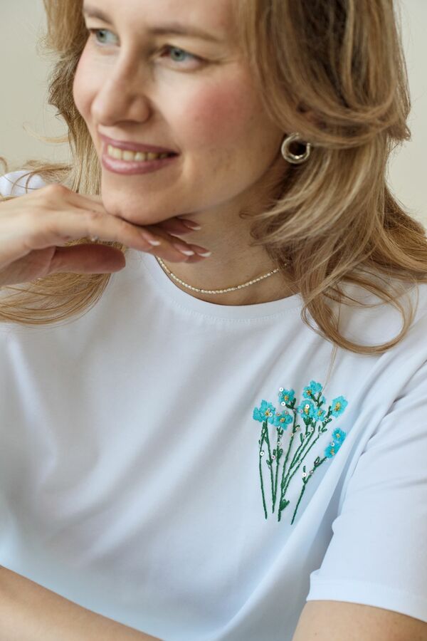 Футболка  незабудки с вышивкой мулине