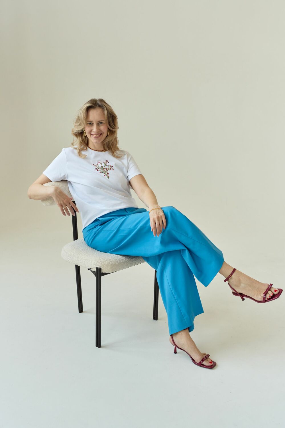 Футболка с цветочной вышивкой мулине