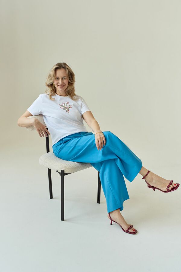 Футболка с цветочной вышивкой мулине