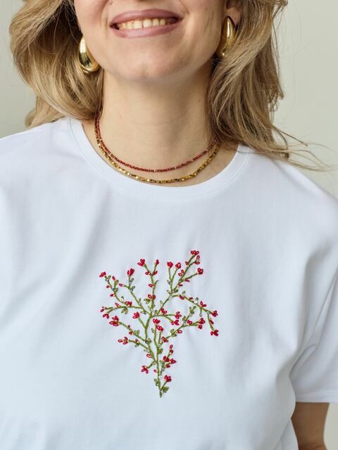 Футболка с цветочной вышивкой мулине