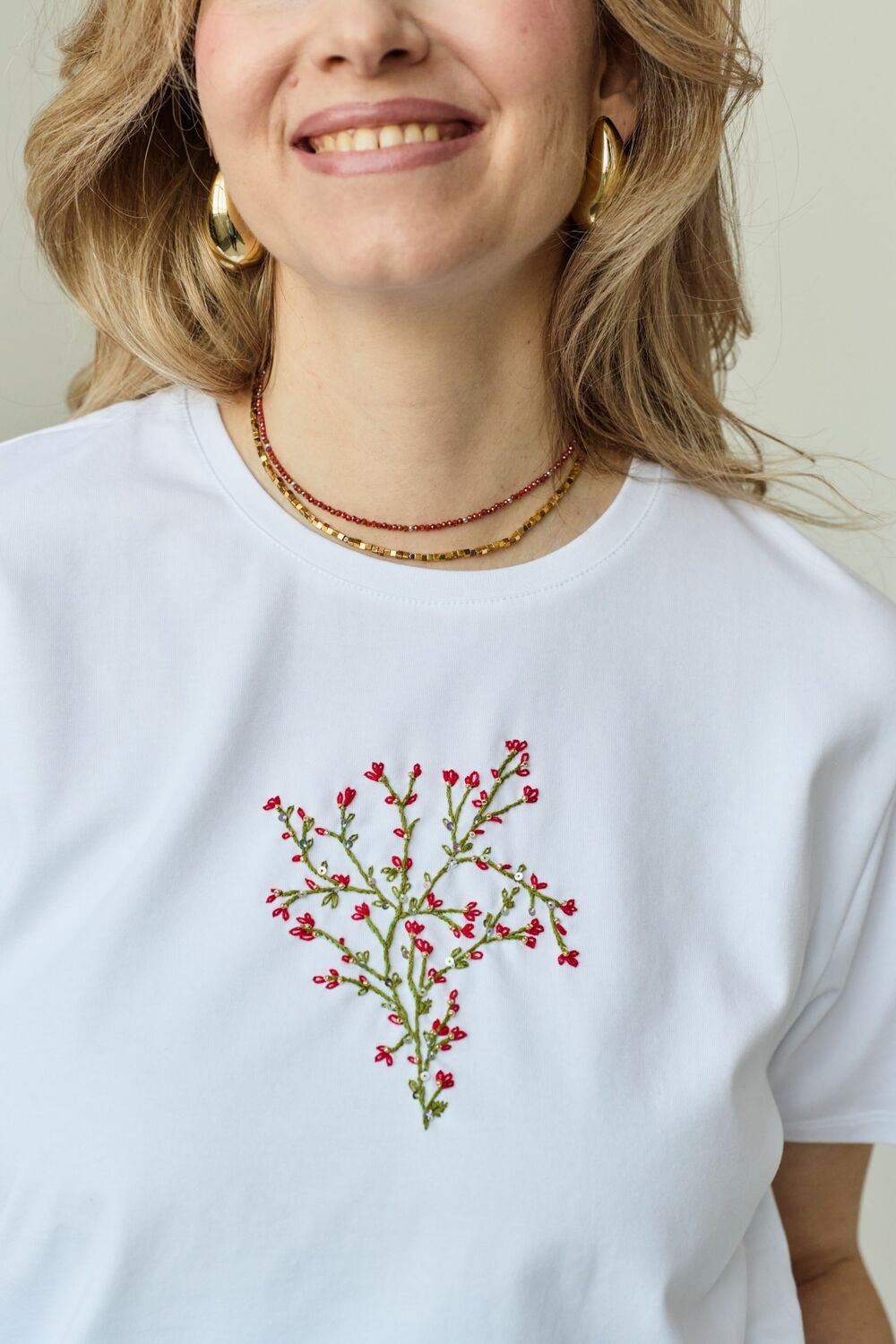 Футболка с цветочной вышивкой мулине