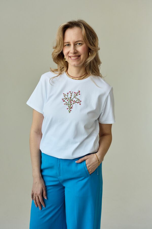 Футболка с цветочной вышивкой мулине
