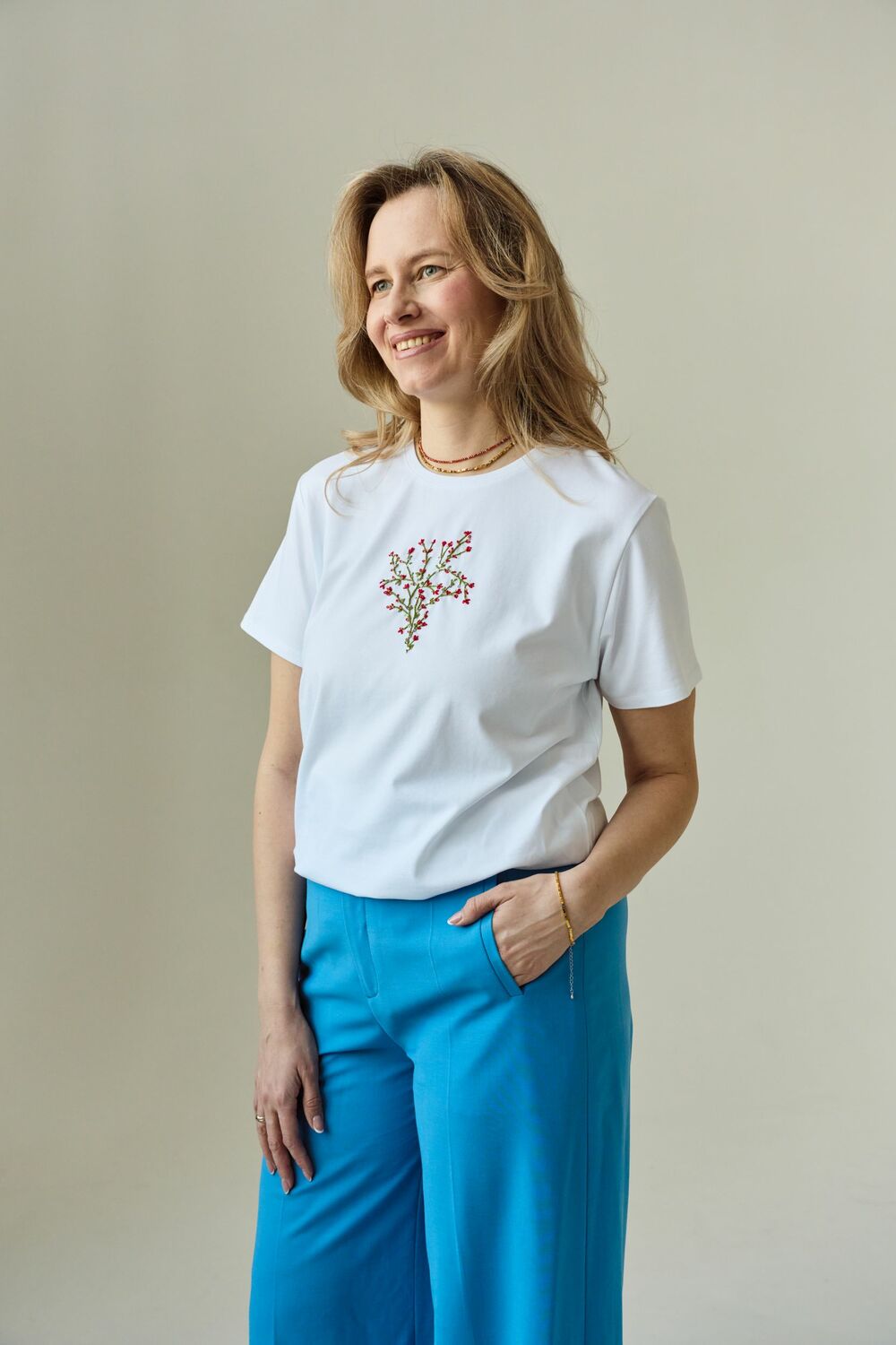 Футболка с цветочной вышивкой мулине