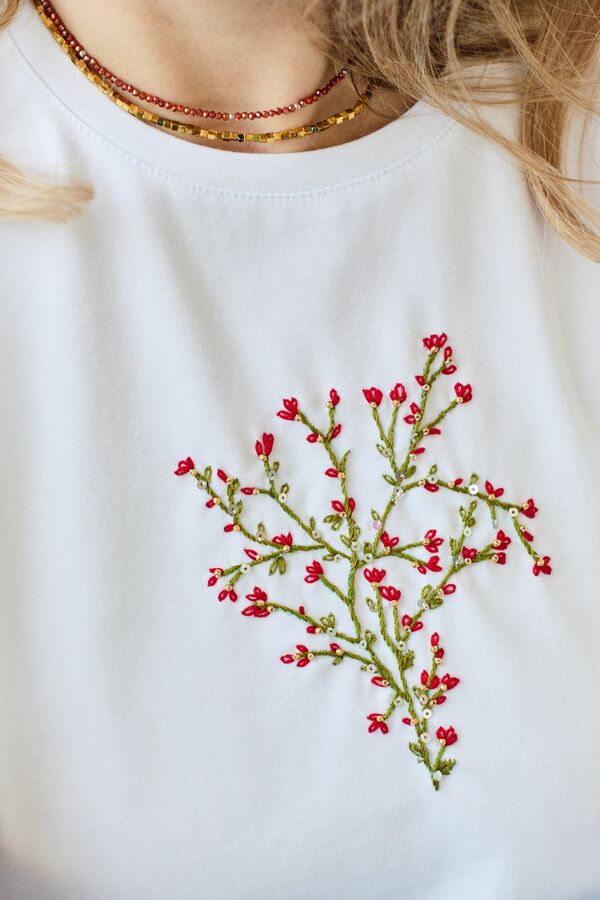 Футболка с цветочной вышивкой мулине