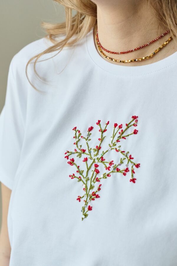 Футболка с цветочной вышивкой мулине