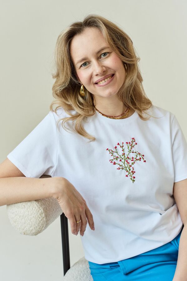Футболка с цветочной вышивкой мулине