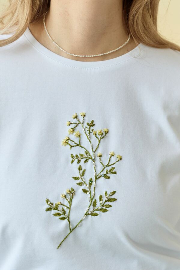Футболка цветочной вышивкой мулине