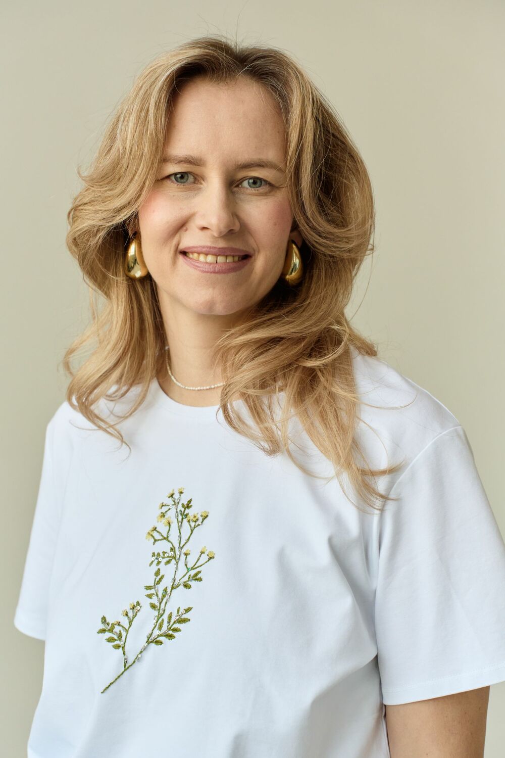 Футболка цветочной вышивкой мулине