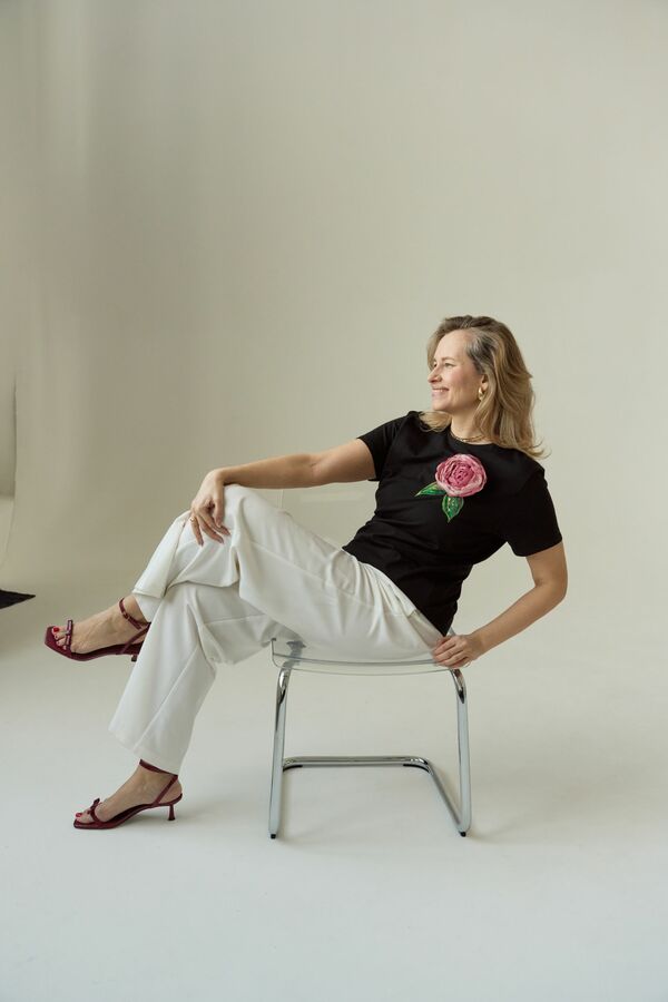 Футболка с пионом черная