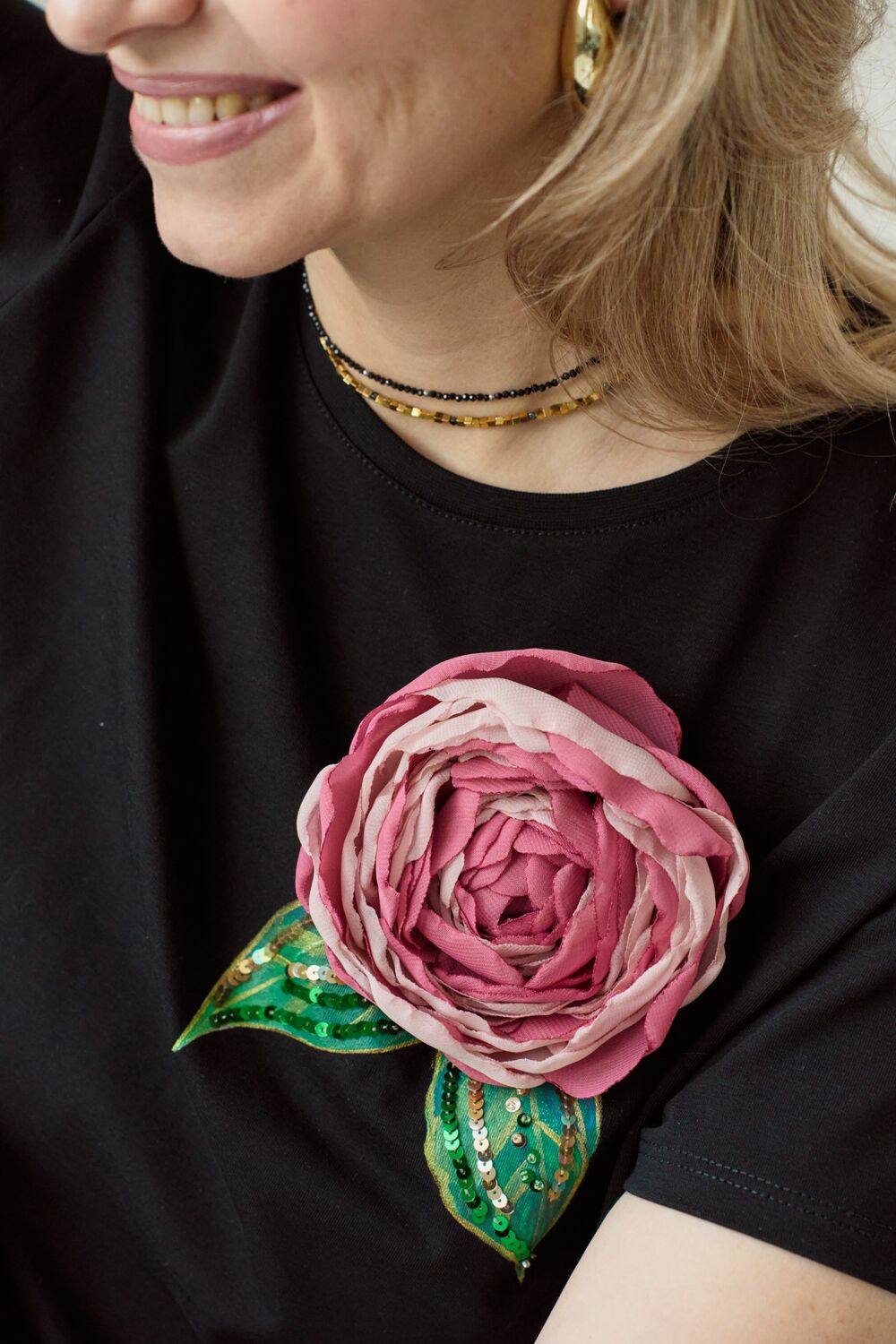 Футболка с пионом черная