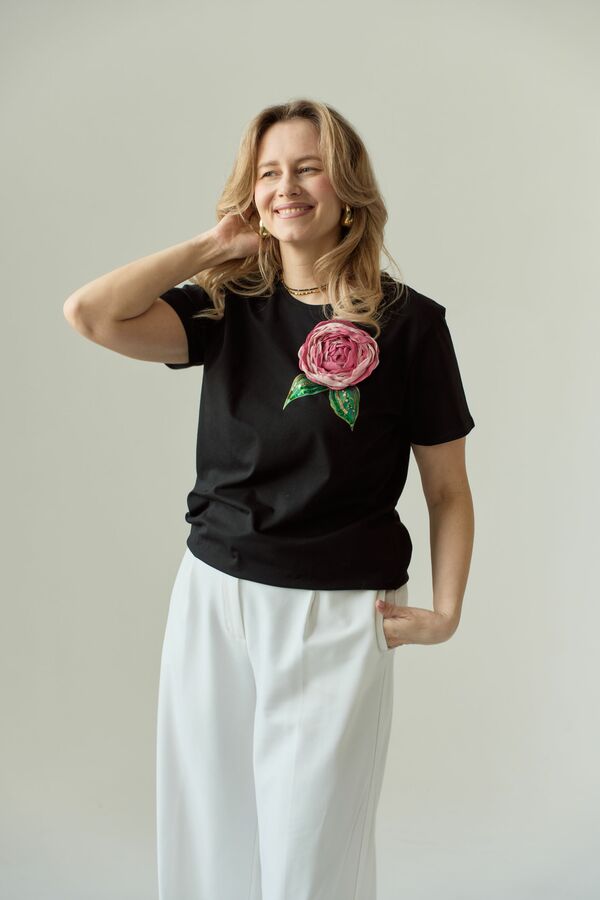 Футболка с пионом черная