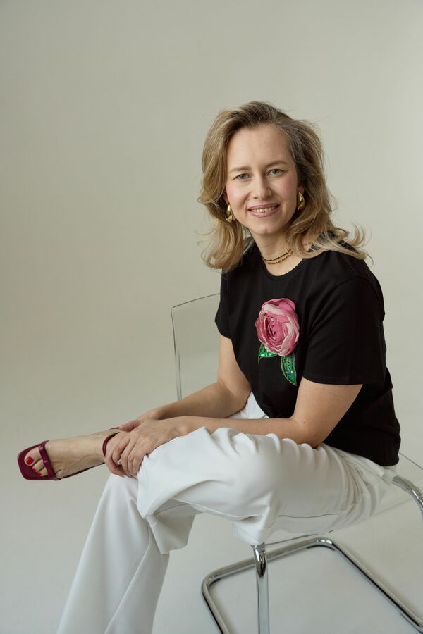 Футболка с пионом черная